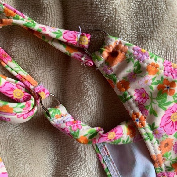 Bikini - Picture 7 of 10